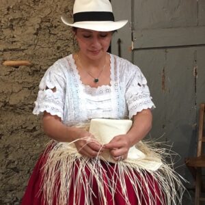 Flechterin bei der Arbeit an einem "Panamahut"