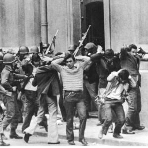 Nach dem Militärputsch führen Soldaten junge Männer ab.