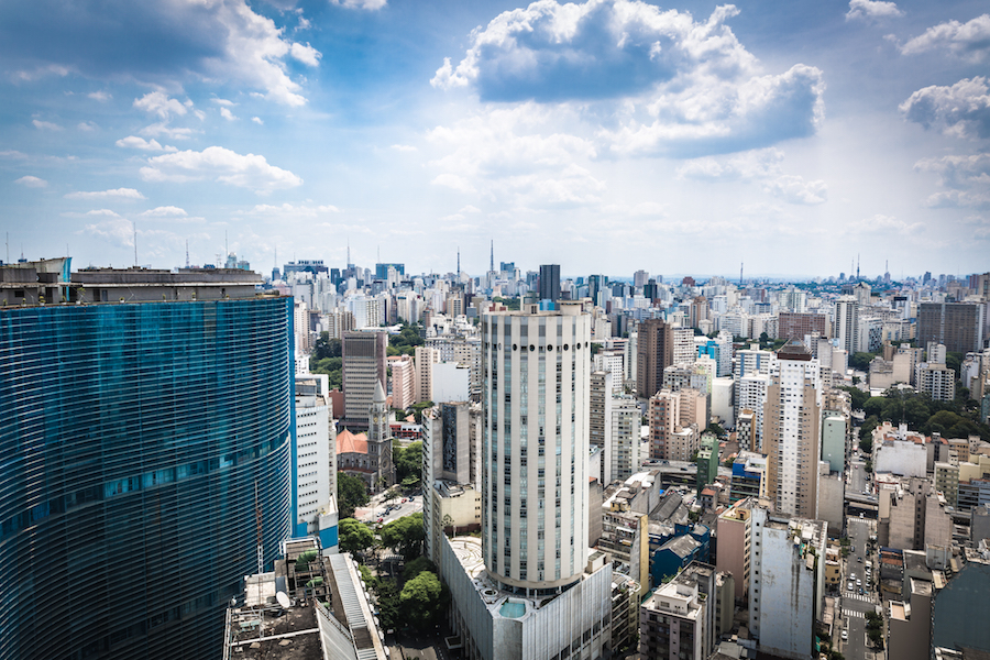 Skyline von São Paulo mit dem Copan-Gebäude im Vordergrund