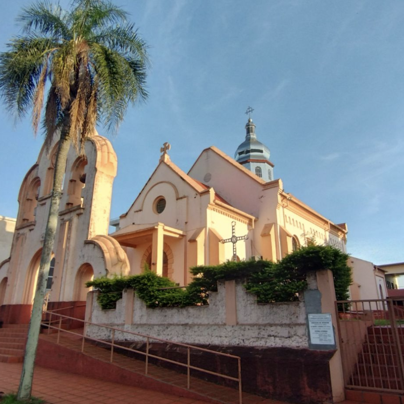 Orthodoxe Kirche in Apóstoles, Misiones, Argentinien, mit Zwiebeltürmen unter südamerikanischem Himmel.