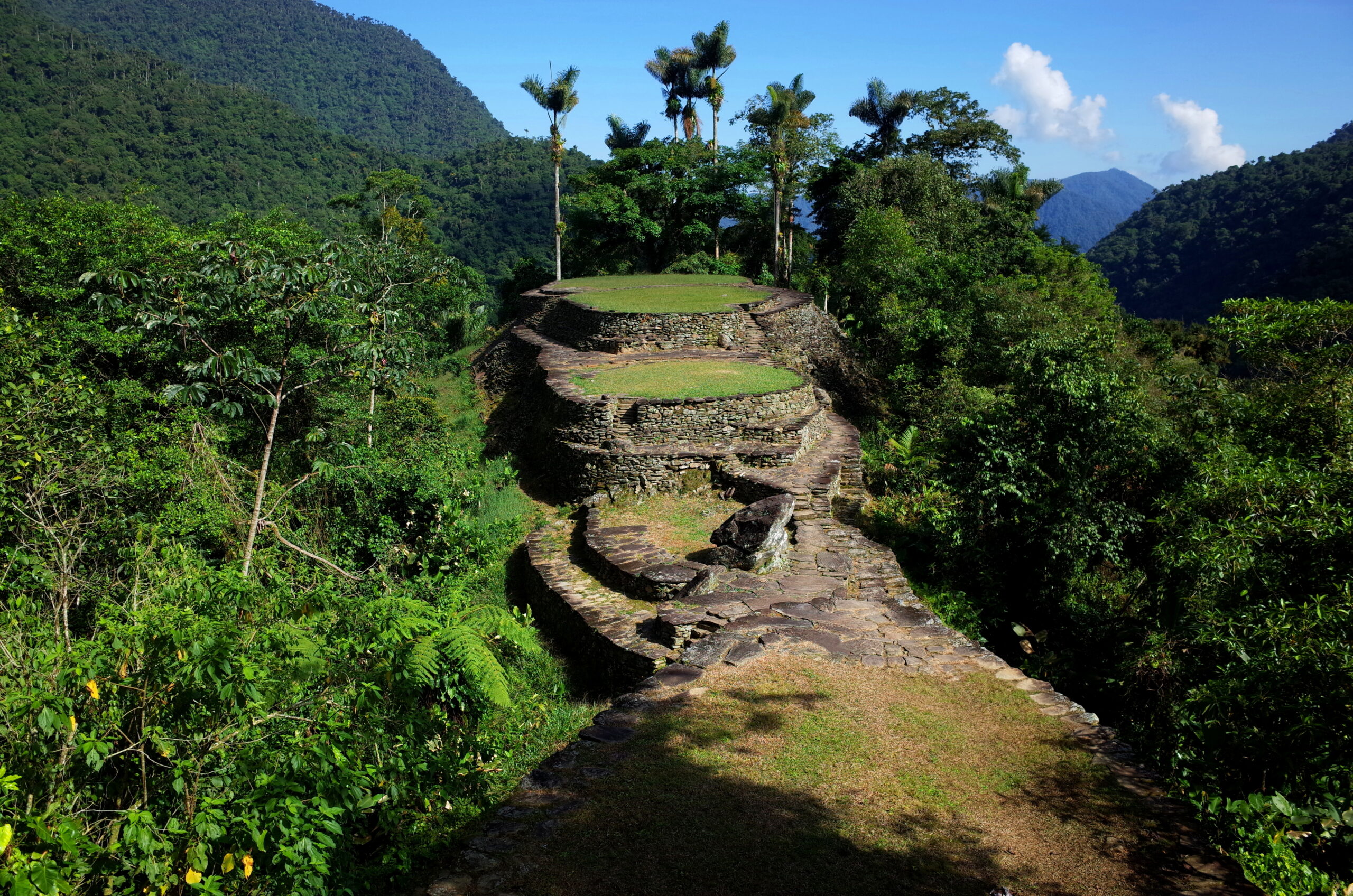 Ruinen der Ciudad Perdida im kolumbianischen Dschungel, steinerne Terrassen zwischen dichter Vegetation.