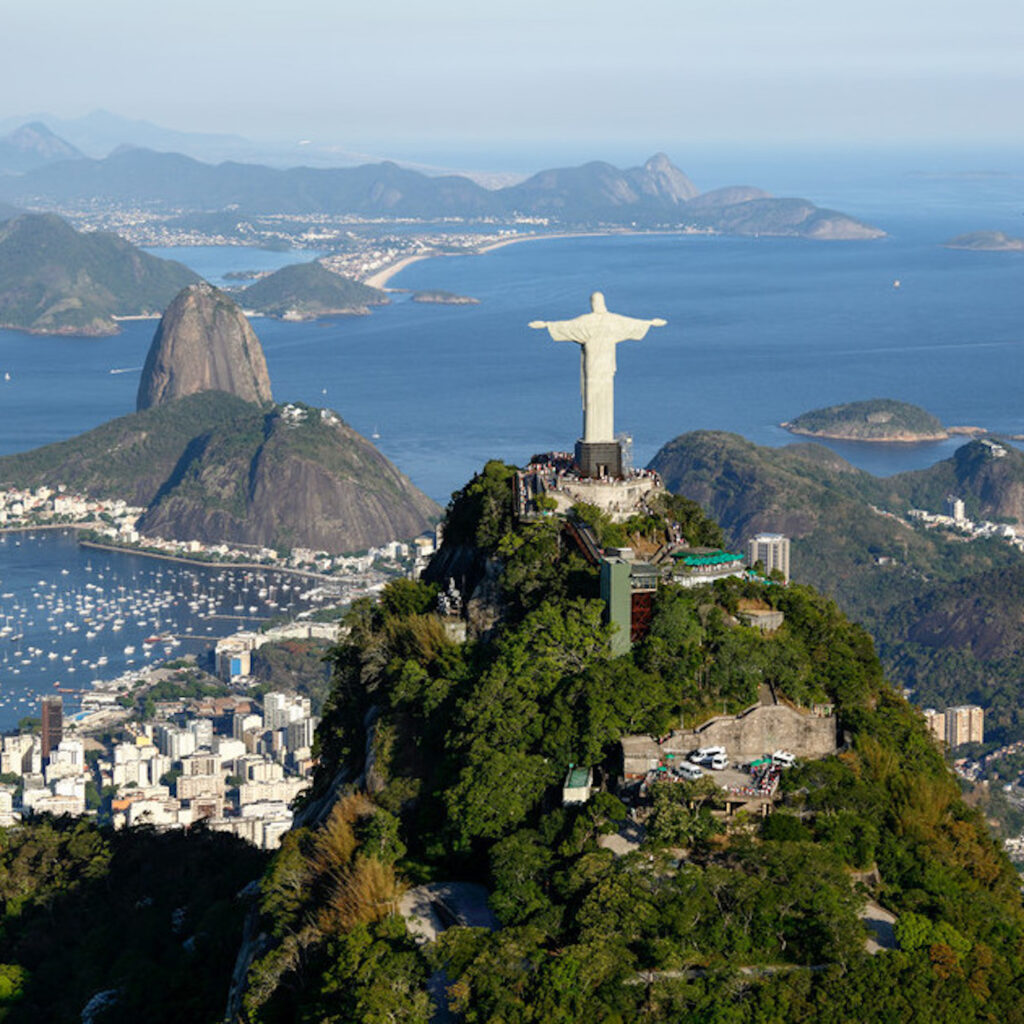 Christusstatue über Rio de Janeiro – Blick auf Copacabana und Zuckerhut