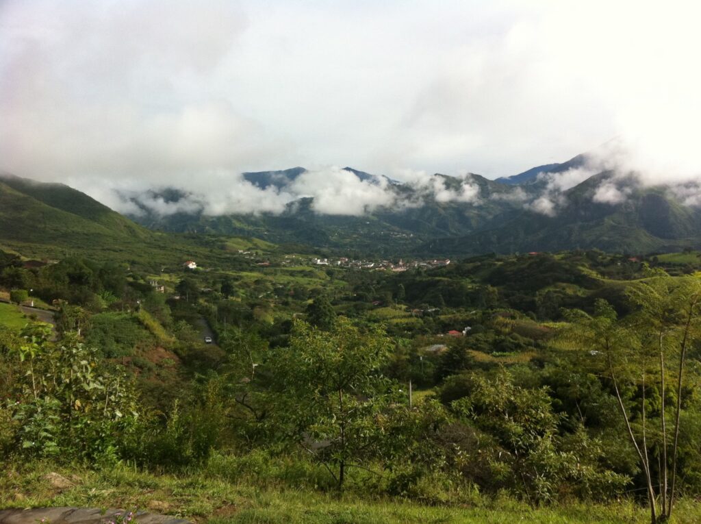 Nebelverhangenes Tal von Vilcabamba in Ecuador, bekannt als Tal der Hundertjährigen