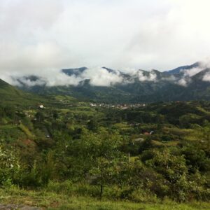 Nebelverhangenes Tal von Vilcabamba in Ecuador, bekannt als Tal der Hundertjährigen