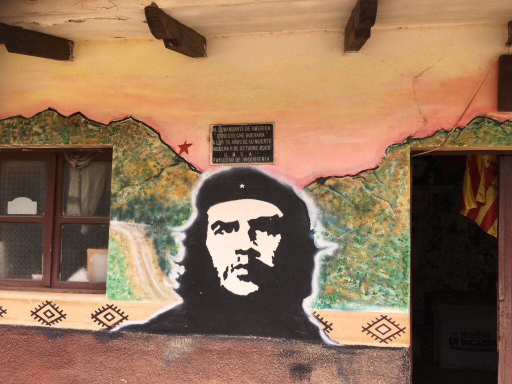 Wandgemälde von Che Guevara in Bolivien entlang der Ruta del Che