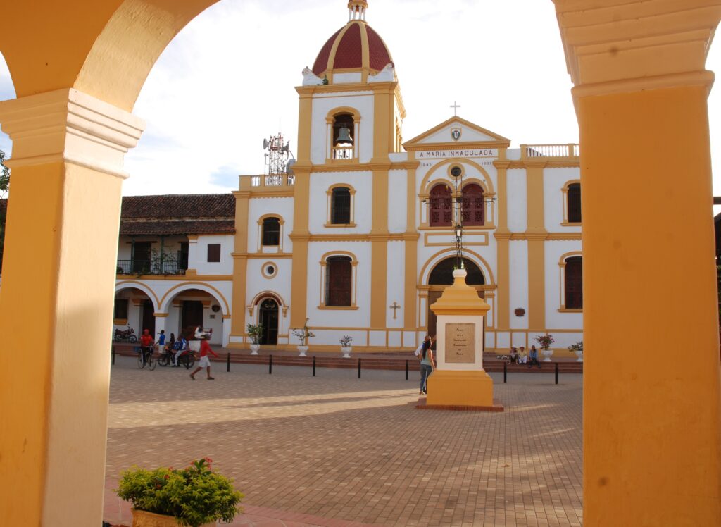 Koloniale Kirche mit Rundbogen im historischen Zentrum von Mompox in Kolumbien