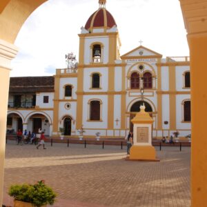 Koloniale Kirche mit Rundbogen im historischen Zentrum von Mompox in Kolumbien