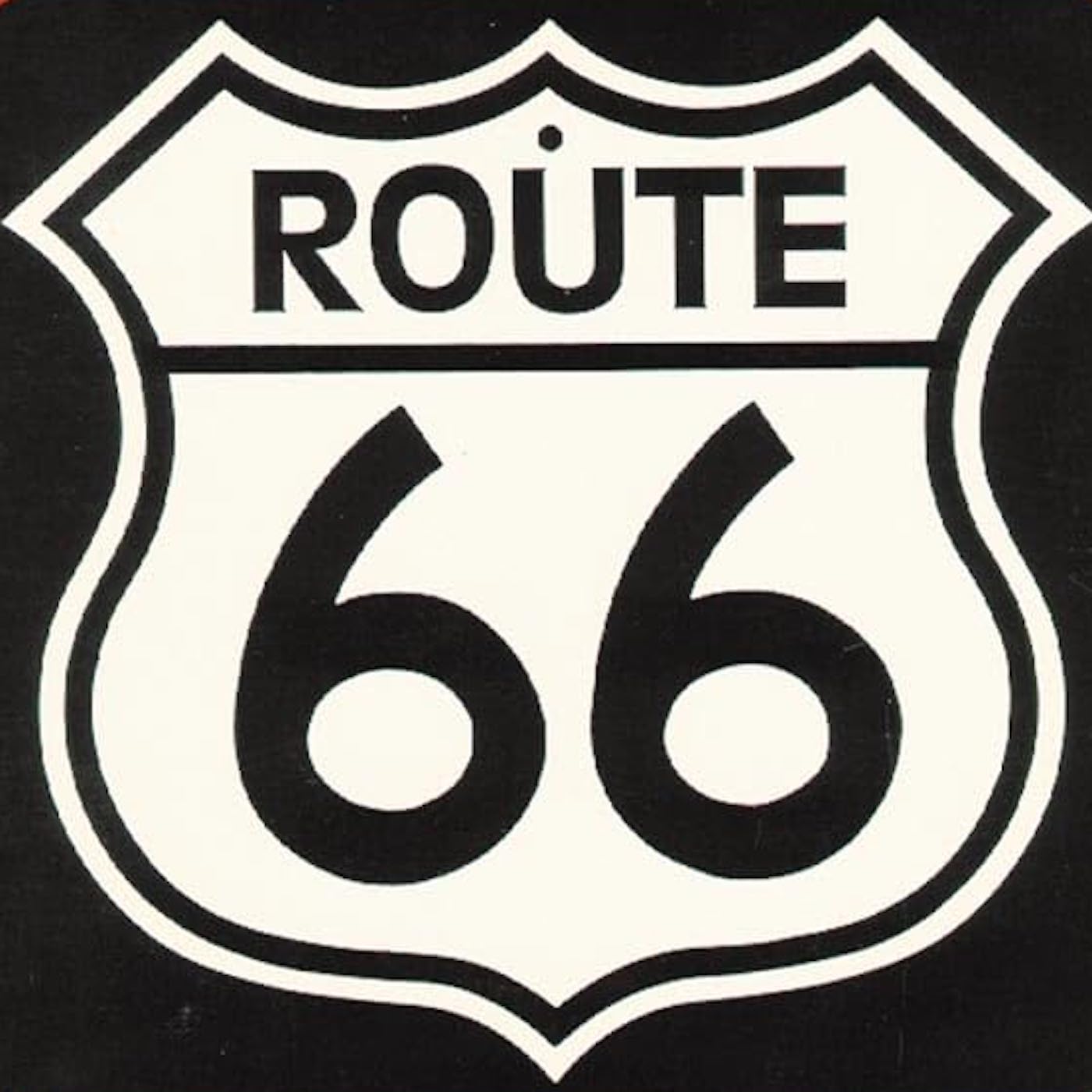 Weißes Route-66-Straßenschild in typischer US-Highway-Form an einer Straße in den Vereinigten Staaten