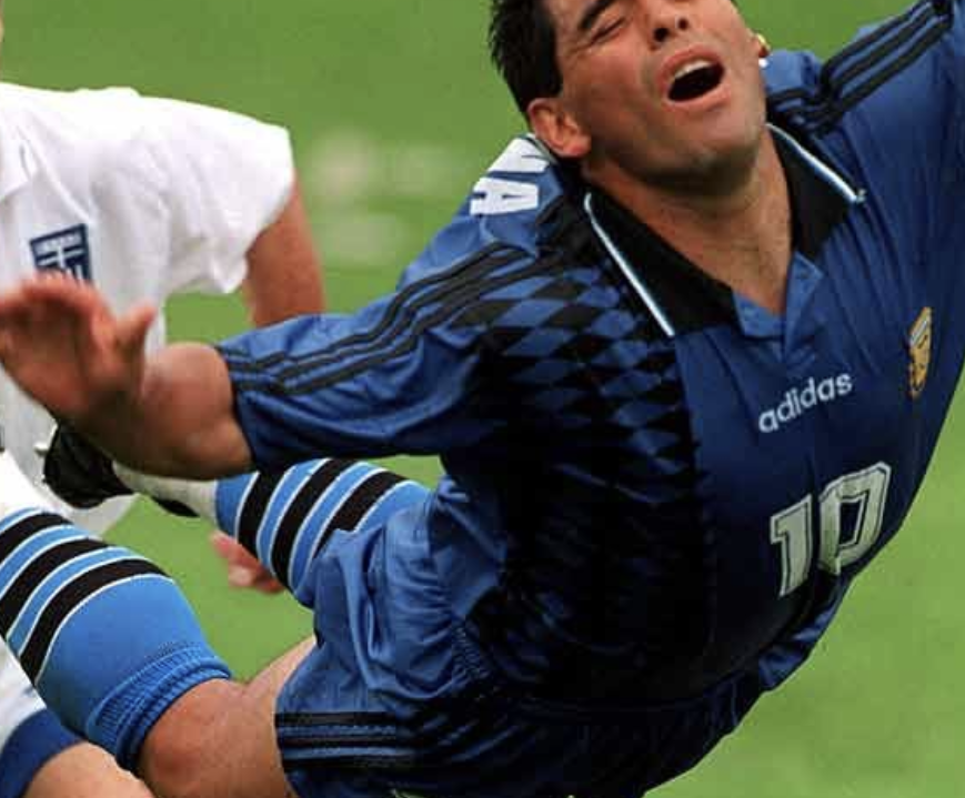 Diego Maradona stürzt nach einem Zweikampf mit einem Gegenspieler