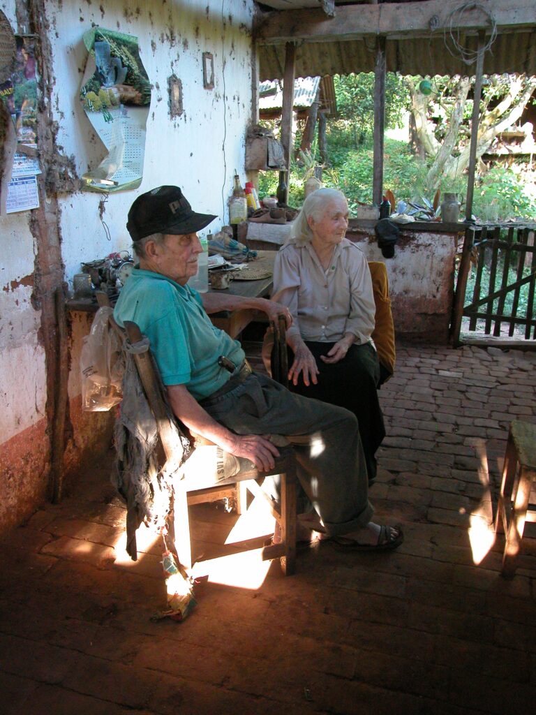 Älteres deutschstämmiges Ehepaar auf einer Holzveranda in Nueva Germania, Paraguay